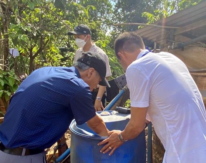 Cán bộ Trung tâm Kiểm soát bệnh tật tỉnh giám sát sốt xuất huyết tại khu vực trọng điểm