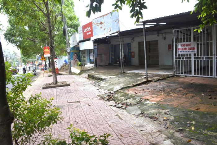 Một số địa điểm tại các trục đường lớn ở đô thị Gia Nghĩa trước đây là khu vực kinh doanh, dịch vụ tấp nập nay vắng vẻ