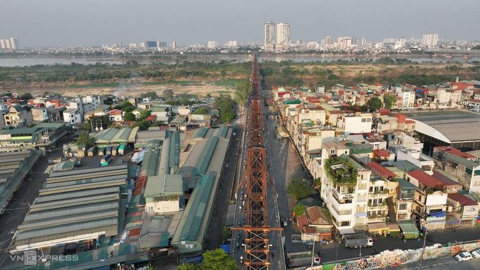 Bờ Hữu sông Hồng, đoạn cầu Long Biên.