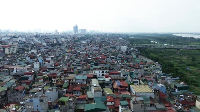 Đoạn gần cầu Chương Dương, nhà cửa được xây dựng ra sát bờ Hữu sông Hồng.