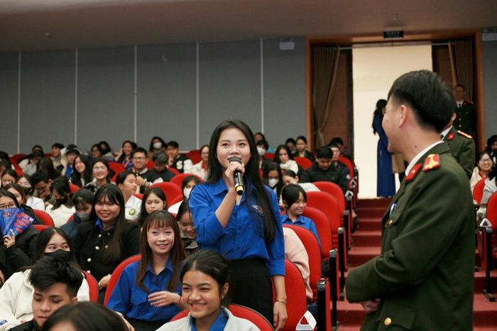 Lực lượng công an tuyên truyền về an ninh mạng cho đoàn viên
