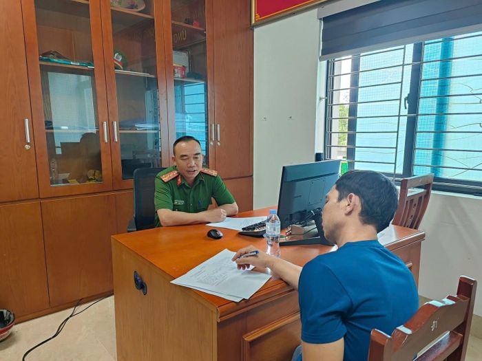 Cán bộ Công an xã Nghĩa Trụ làm việc với đối tượng.