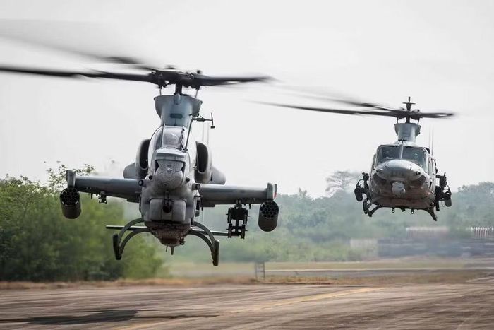 Máy bay trực thăng AH-1Z Viper và UH-1Y Venom của Không lực Mỹ.