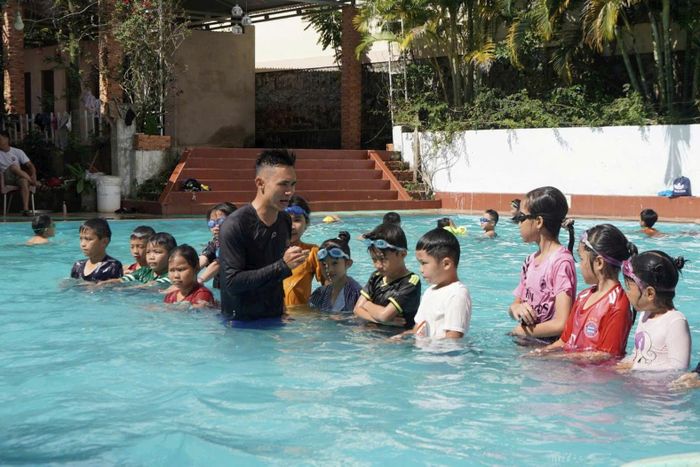 Thanh thiếu nhi xã Đức Lập học bơi dịp hè