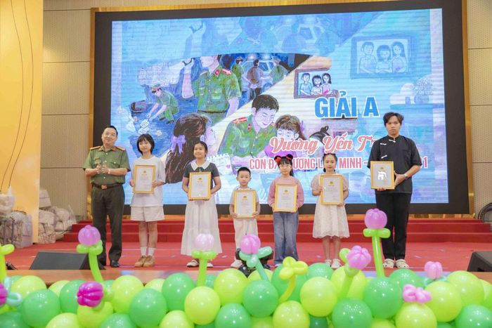 Đại tá Trần Văn Mười - Phó Giám đốc Công an tỉnh trao giải A cho các cháu