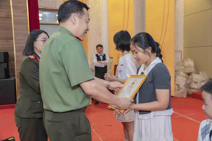 Đại tá Trần Văn Mười - Phó Giám đốc Công an tỉnh trao giải cho các cháu đoạt giải