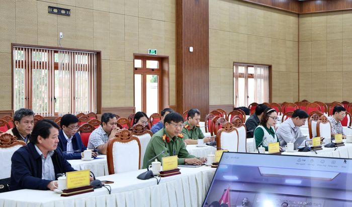 Lãnh đạo các sở, ngành, đơn vị liên quan tham dự hội nghị tại điểm cầu Lâm Đồng sáng 2/6