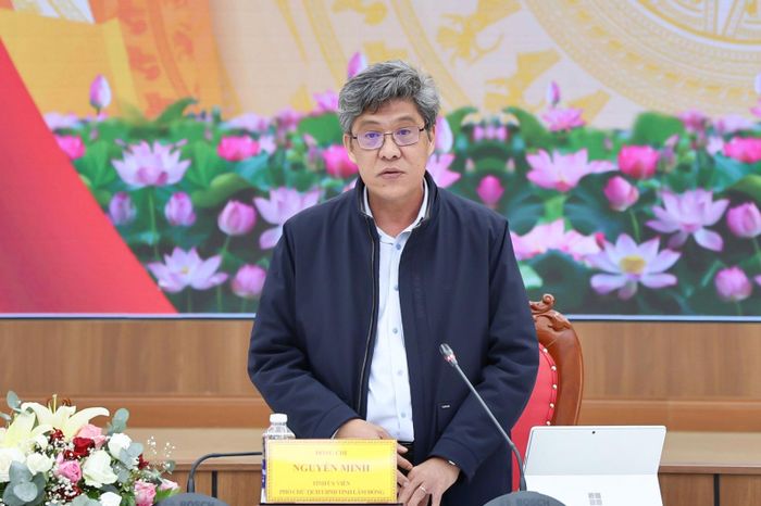 Đồng chí Nguyễn Minh, Tỉnh ủy viên, Phó Chủ tịch UBND tỉnh báo cáo công tác chuẩn bị Kỳ thi tốt nghiệp THPT năm 2026 của tỉnh Lâm Đồng