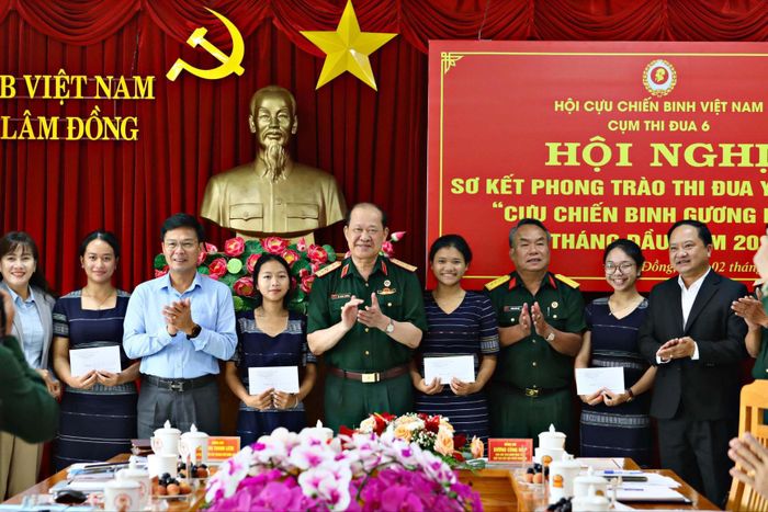 Trao học bổng cho con em hội viên CCB tỉnh Lâm Đồng có hoàn cảnh khó khăn