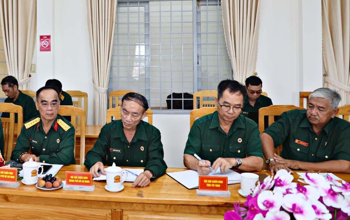 Lãnh đạo Hội CCB các tỉnh, thành phố trong Cụm thi đua số 6 tham dự hội nghị