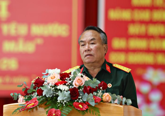 Đại tá Dương Công Hiệp, Chủ tịch Hội CCB tỉnh Lâm Đồng phát biểu trao đổi, chia sẻ kinh nghiệm về xây dựng tổ chức hội vững mạnh, nâng cao chất lượng phong trào thi đua