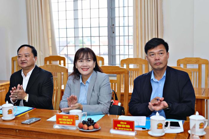 Đồng chí Đinh Văn Tuấn, Phó Chủ tịch UBND tỉnh Lâm Đồng cũng lãnh đạo Ban Tuyên giáo và Dân vận Tỉnh ủy; Ủy ban MTTQ Việt Nam tỉnh Lâm Đồng dự hội nghị
