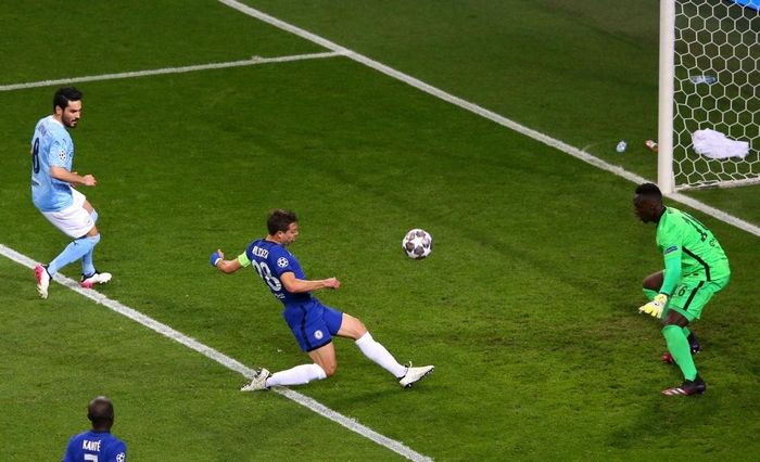 Azpilicueta giữ chìa khóa hệ thống phòng ngự.