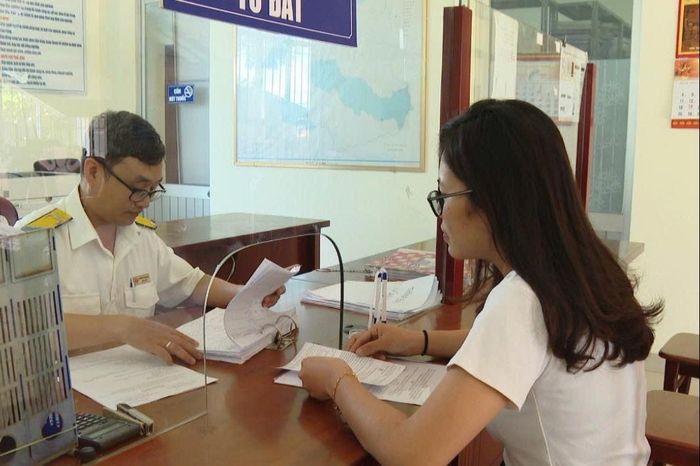 Công chức thuế Lâm Đồng tích cực hỗ trợ thủ tục cho người nộp thuế (Ảnh: Minh Chương)