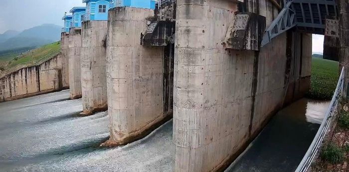Điều tiết nước qua tràn tại hồ chứa nước Sông Dinh 3 (thời điểm chiều 2/6)