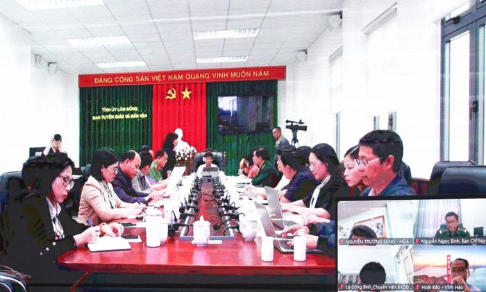 Hội nghị được tổ chức bằng hình thức trực tiếp kết hợp trực tuyến với đội ngũ cộng tác viên dư luận xã hội Tỉnh ủy tại cơ sở