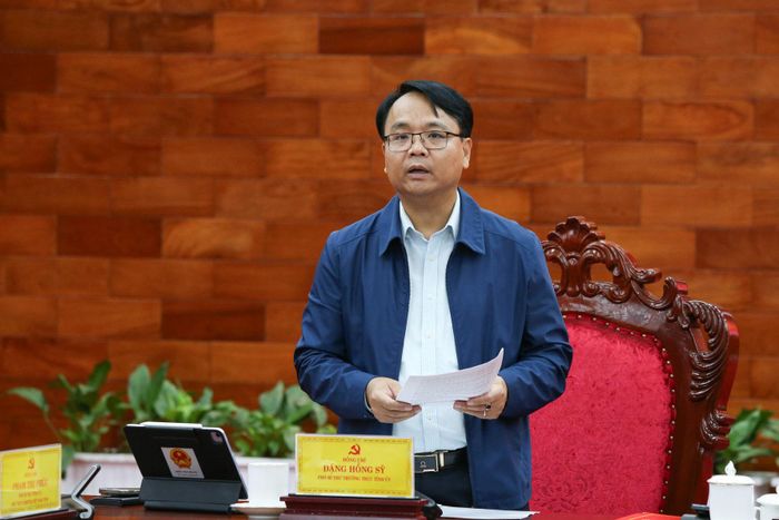 Đồng chí Đặng Hồng Sỹ, Phó Bí thư Thường trực Tỉnh ủy báo cáo tình hình triển khai Nghị quyết số 57-NQ/TW của Bộ Chính trị
