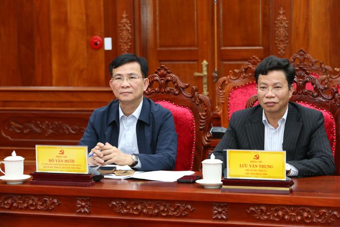 Đồng chí Hồ Văn Mười, Ủy viên Ban Chấp hành Trung ương Đảng, Phó Bí thư Tỉnh ủy, Chủ tịch UBND tỉnh Lâm Đồng và đồng chí Lưu Văn Trung, Phó Bí thư Tỉnh ủy, Chủ tịch HĐND tỉnh dự hội nghị