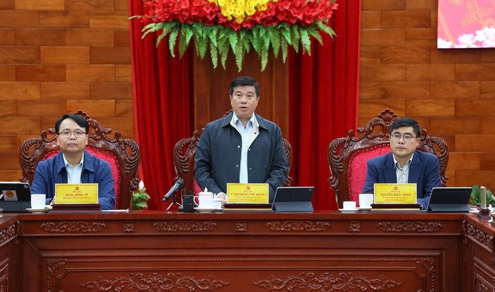 Đồng chí Y Thanh Hà Niê Kđăm, Ủy viên Ban Chấp hành Trung ương Đảng, Bí thư Tỉnh ủy, Trưởng Đoàn ĐBQH tỉnh phát biểu kết luận hội nghị