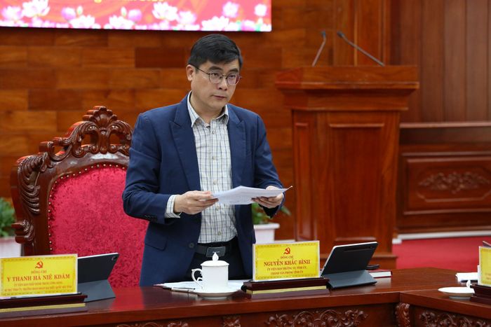 Đồng chí Nguyễn Khắc Bình, Ủy viên Ban Thường vụ Tỉnh ủy, Chánh Văn phòng Tỉnh ủy Lâm Đồng trình bày tờ trình về sáp nhập 2 ban chỉ đạo