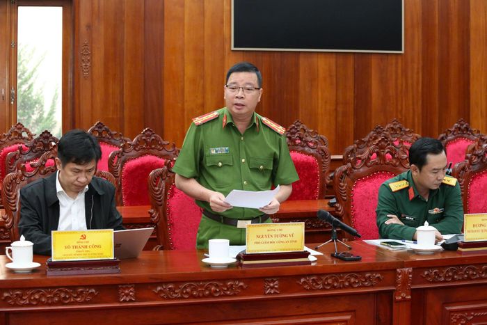 Đại tá Nguyễn Tường Vũ, Phó Giám đốc Công an tỉnh báo cáo tại hội nghị
