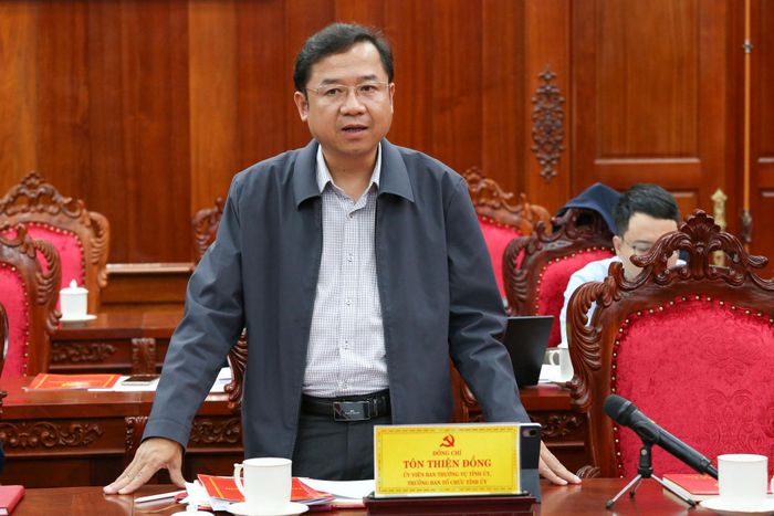 Đồng chí Tôn Thiện Đồng, Ủy viên Ban Thường vụ Tỉnh ủy, Trưởng Ban Tổ chức Tỉnh ủy Lâm Đồng phát biểu tại hội nghị