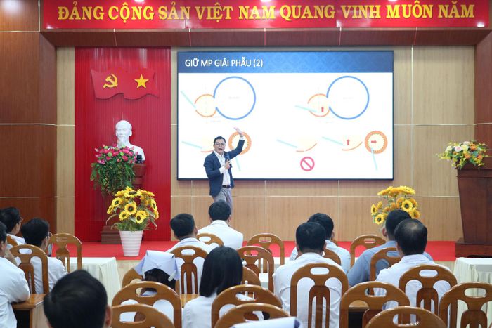 Giảng viên của Đại học Y Dược TP. Hồ Chí Minh trao đổi lý thuyết, phối hợp phát triển khoa Ngoại Niệu