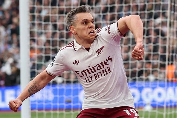 Leandro Trossard ghi những bàn thắng mang tính quyết định đến ngai vàng Premier League.