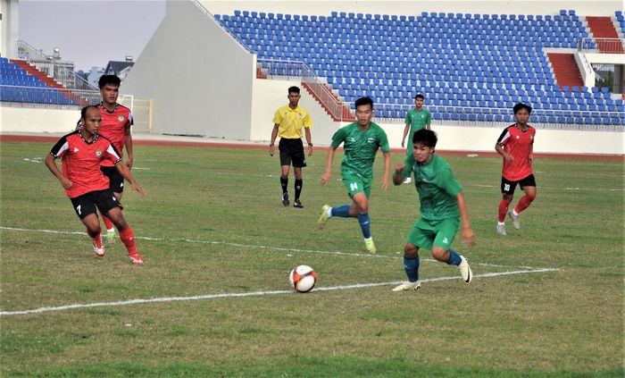 Các cầu thủ Lâm Đồng (áo xanh) trong trận lượt đi thắng Tây Ninh 2-1 trên sân nhà Đà Lạt