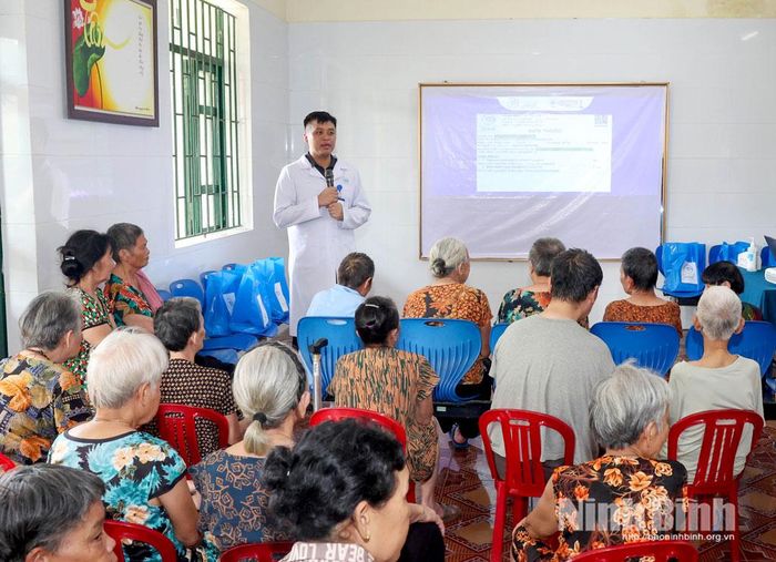 Bác sĩ của Bệnh viện Mắt Hoa Lư tư vấn, trao đổi các kiến thức về mắt cho người cao tuổi tại Trung tâm.