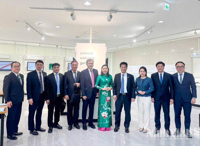 Đoàn công tác tỉnh Ninh Bình chụp ảnh lưu niệm tại Công ty TNHH Yokowo.