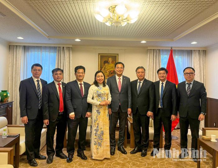 Đoàn công tác của tỉnh chụp ảnh lưu niệm cùng đồng chí Phạm Quang Hiệu, Đại sứ Việt Nam tại Nhật Bản.