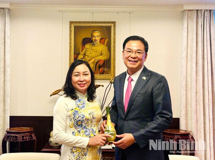 Đại sứ Phạm Quang Hiệu tặng quà lưu niệm cho đồng chí Đinh Thị Lụa, Phó Bí thư Tỉnh ủy, Chủ tịch Ủy ban MTTQ Việt Nam tỉnh.