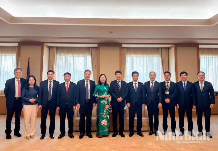 Đoàn chụp ảnh lưu niệm với lãnh đạo tỉnh Gunma.