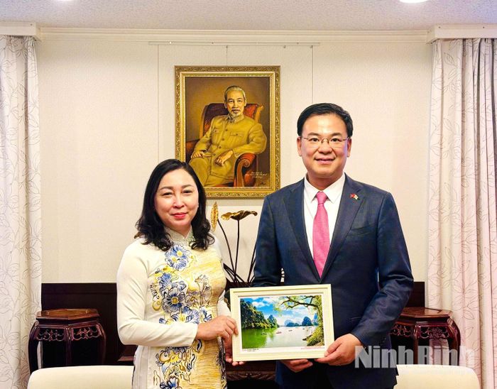 Đồng chí Đinh Thị Lụa, Phó Bí thư Tỉnh ủy, Chủ tịch Ủy ban MTTQ Việt Nam tỉnh tặng quà lưu niệm cho Đại sứ Phạm Quang Hiệu.