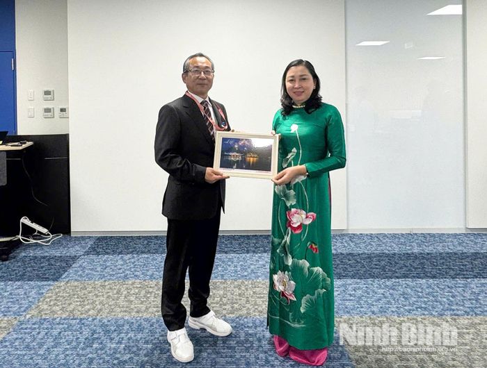 Đồng chí Đinh Thị Lụa, Phó Bí thư Tỉnh ủy, Chủ tịch Ủy ban MTTQ Việt Nam tỉnh tặng quà lưu niệm cho đại diện Công ty Công ty TNHH Yokowo.