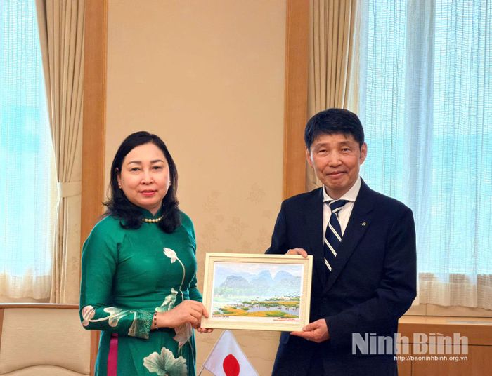 Đồng chí Đinh Thị Lụa, Phó Bí thư Tỉnh ủy, Chủ tịch Ủy ban MTTQ Việt Nam tỉnh tặng quà cho ông Yamamoto Ichita, Thống đốc tỉnh Gunma.