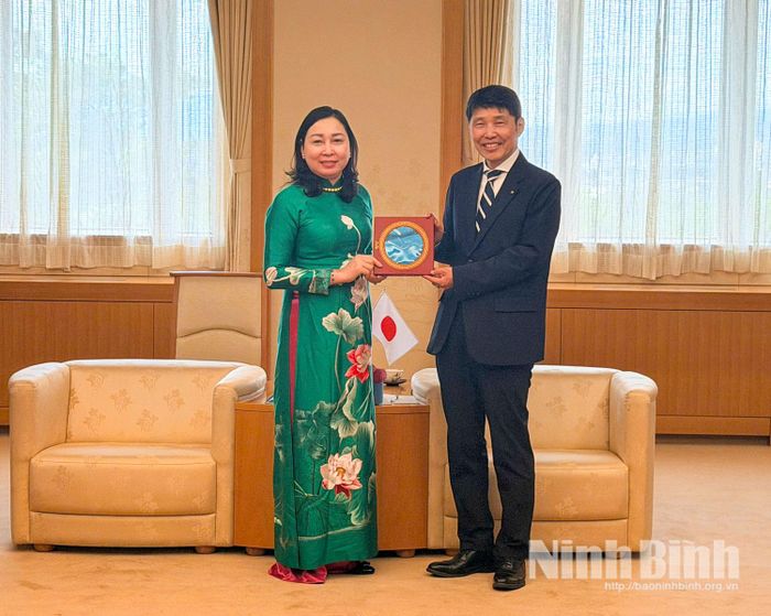 Ông Yamamoto Ichita, Thống đốc tỉnh Gunma tặng quà cho đồng chí Đinh Thị Lụa, Phó Bí thư Tỉnh ủy, Chủ tịch Ủy ban MTTQ Việt Nam tỉnh.