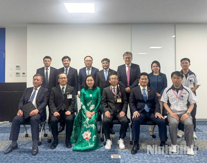 Đoàn công tác tỉnh Ninh Bình chụp ảnh lưu niệm cùng cán bộ, nhân viên Công ty TNHH Yokowo.