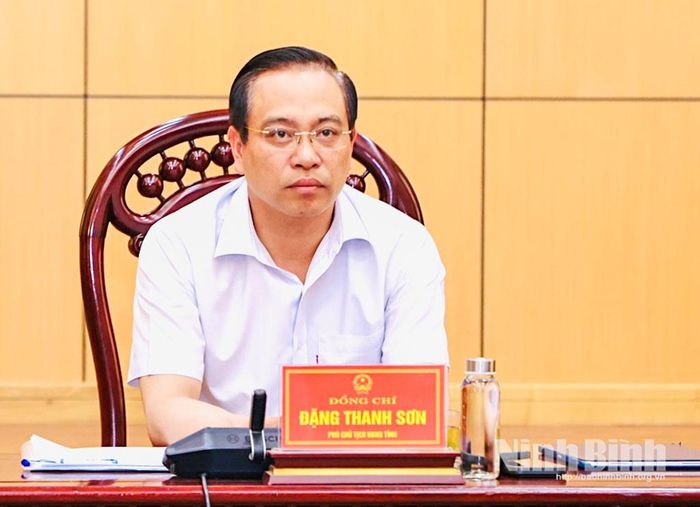 Đồng chí Đặng Thanh Sơn, Ủy viên Ban Thường vụ Tỉnh ủy, Phó Chủ tịch UBND tỉnh chủ trì hội nghị tại điểm cầu tỉnh Ninh Bình.