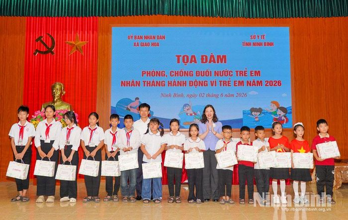 Đồng chí Phạm Thị Phương Hạnh, Tỉnh ủy viên, Giám đốc Sở Y tế và lãnh đạo xã Giao Hòa trao quà cho trẻ em có hoàn cảnh đặc biệt, khó khăn trên địa bàn xã.