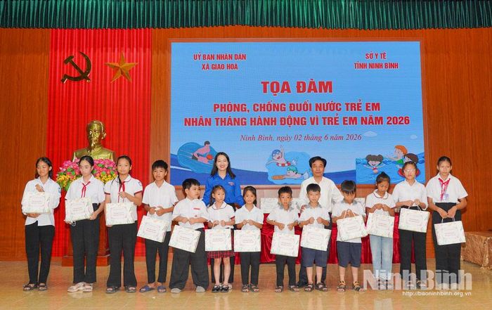 Lãnh đạo Sở Y tế và lãnh đạo Tỉnh đoàn trao quà cho trẻ em có hoàn cảnh đặc biệt, khó khăn trên địa bàn xã Giao Hòa.