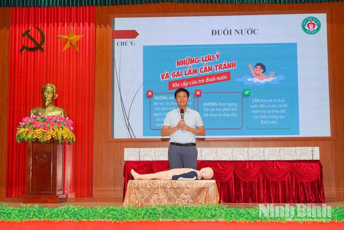 Cán bộ ngành y tế tỉnh hướng dẫn kỹ năng sơ cấp cứu ban đầu khi phát hiện trẻ bị đuối nước.
