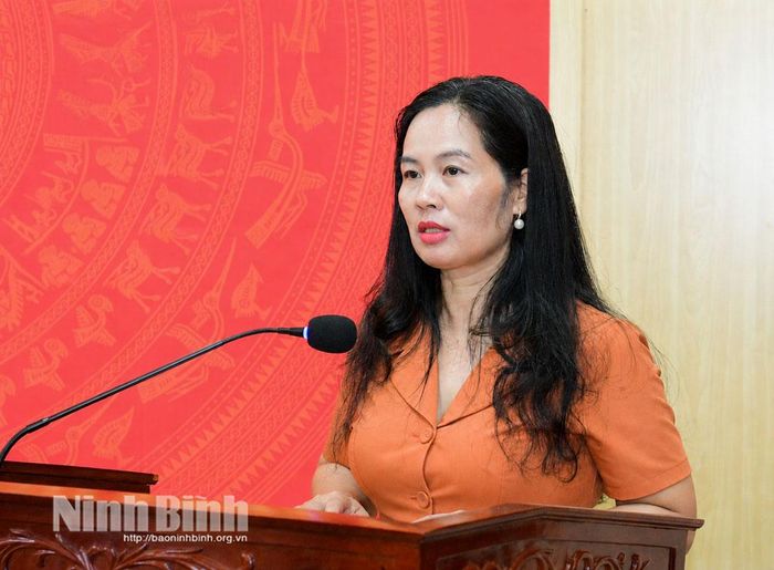 Đồng chí Nguyễn Thị Kim Phượng, Phó Trưởng Ban Tuyên giáo và Dân vận Tỉnh ủy phát biểu tại hội nghị.