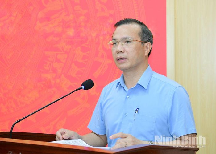 Lãnh đạo Sở Nội vụ cung cấp thông tin về việc triển khai, tổ chức thực hiện sắp xếp thôn, tổ dân phố trên địa bàn tỉnh.