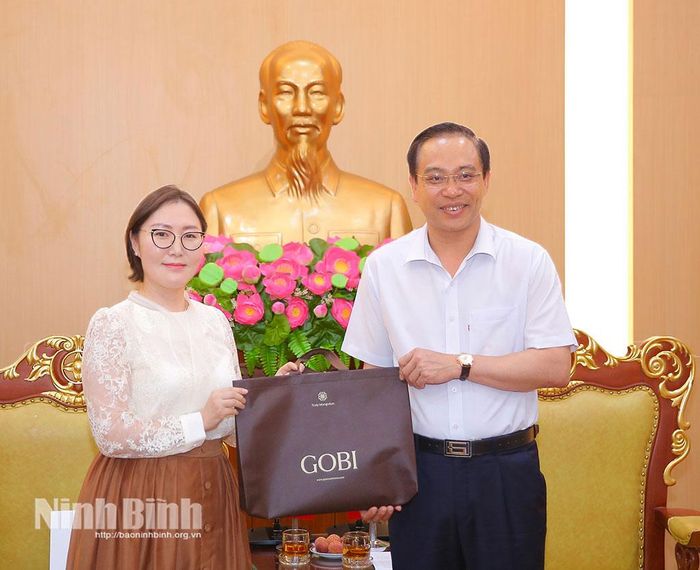 Bà Gan-ba-tar Hu-lan, Đại sứ Đặc mệnh toàn quyền Mông Cổ tại Việt Nam tặng quà lưu niệm cho đồng chí Phó Chủ tịch UBND tỉnh Đặng Thanh Sơn.