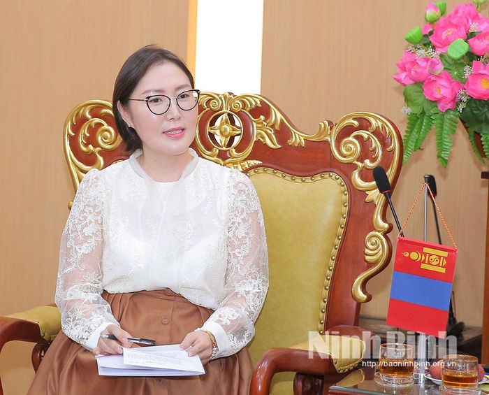 Bà Gan-ba-tar Hu-lan, Đại sứ Đặc mệnh toàn quyền Mông Cổ tại Việt Nam phát biểu tại buổi tiếp.