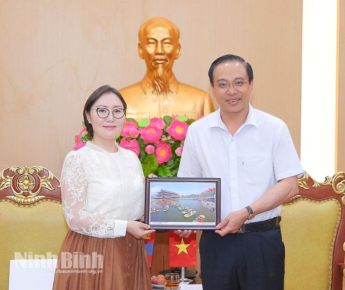 Đồng chí Phó Chủ tịch UBND tỉnh Đặng Thanh Sơn tặng quà lưu niệm cho bà Gan-ba-tar Hu-lan, Đại sứ Đặc mệnh toàn quyền Mông Cổ tại Việt Nam.