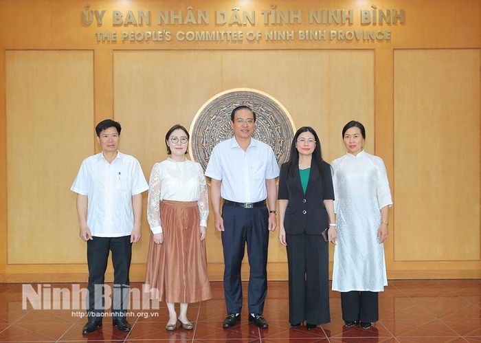 Các đại biểu chụp ảnh lưu niệm.