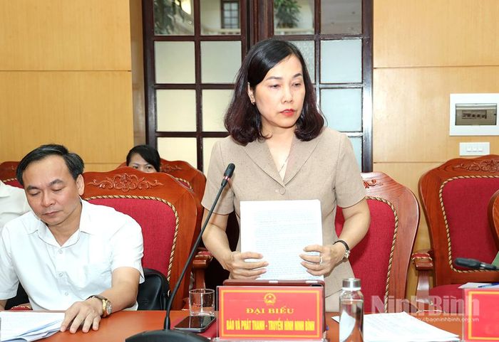 Lãnh đạo Báo và phát thanh, truyền hình Ninh Bình phát biểu tại hội nghị.